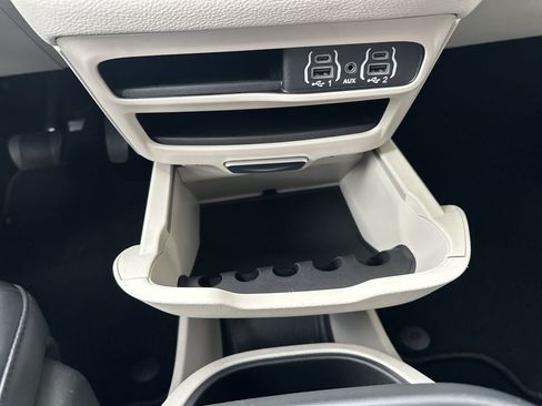 Used 2023 Chrysler Pacifica Touring-L FWD image 32
