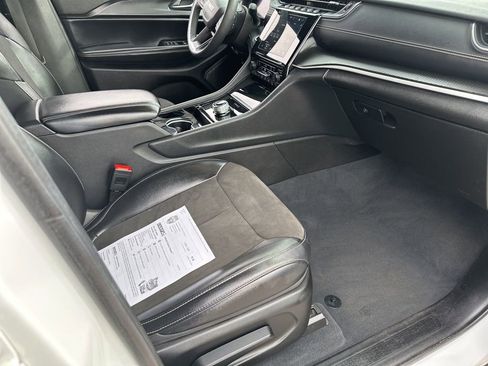 Used 2023 Jeep Grand Cherokee L Laredo image 25