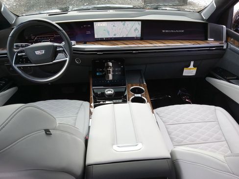 Used 2025 Cadillac Escalade Sport Platinum w/ LPO, ONYX Package image 16