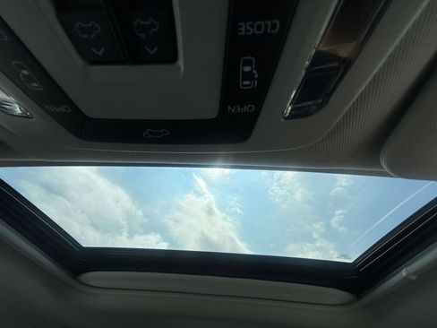 Used 2025 Toyota Sienna XLE FWD image 26