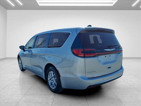 Used 2024 Chrysler Pacifica Touring-L FWD image 9