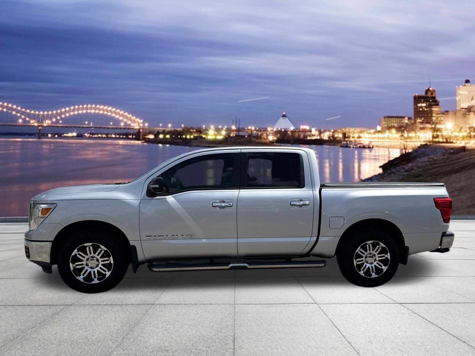 Used 2019 Nissan Titan SV RWD image 2