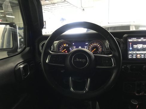 Used 2018 Jeep Wrangler Unlimited Sahara AWD/4WD image 17