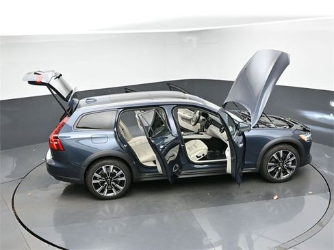 Used 2022 Volvo V60 T5 Cross Country w/ Advanced Package image 46