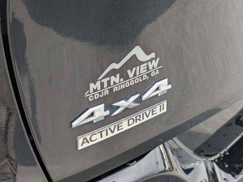 Used 2017 Jeep Cherokee Overland w/ Technology Group AWD/4WD image 10