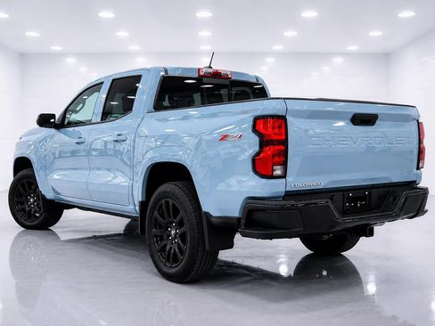 Used 2025 Chevrolet Colorado Z71 w/ Technology Package AWD/4WD image 3
