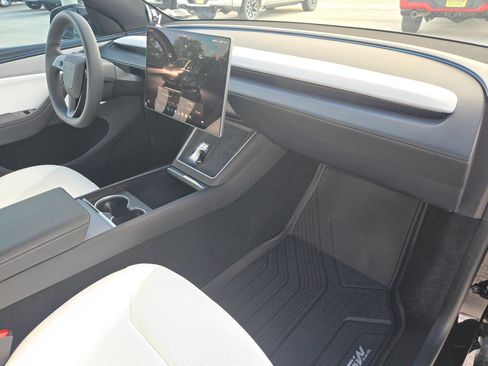 Used 2026 Tesla Model Y 2WD image 28