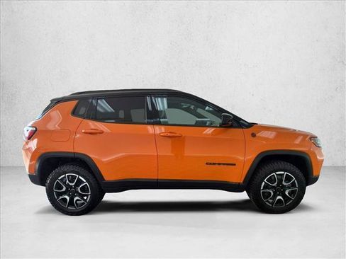 Used 2026 Jeep Compass Trailhawk w/ Sun, Sound & Navigation Group AWD/4WD image 4