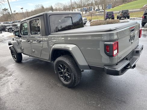 Used 2021 Jeep Gladiator Sport image 6