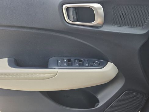 Used 2023 Hyundai Venue Limited FWD image 20