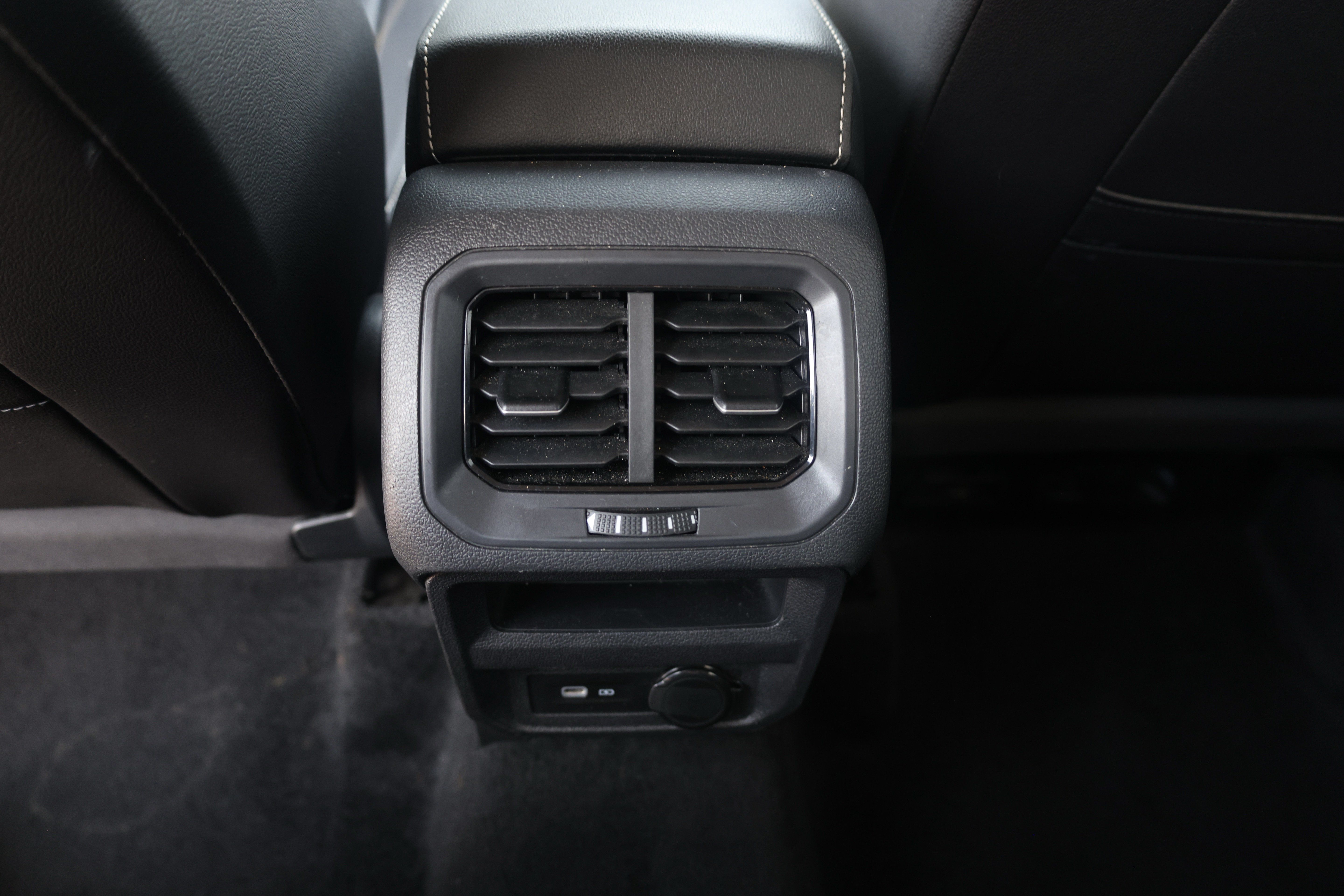 Used 2024 Volkswagen Tiguan SE AWD/4WD image 21