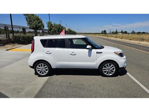 Used 2017 Kia Soul + image 4