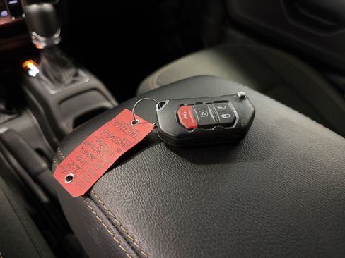 Used 2025 Jeep Wrangler Unlimited Sahara w/ Safety Group AWD/4WD image 14