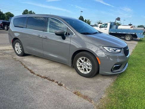 Used 2023 Chrysler Pacifica Touring-L w/ Uconnect Theater Family Group FWD image 4