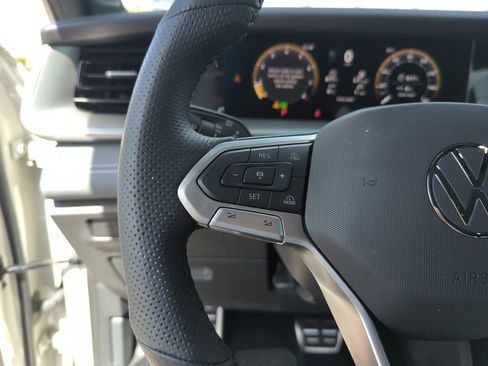 Certified 2025 Volkswagen Tiguan SE R-Line image 39