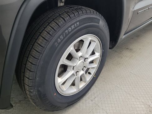 Used 2019 Jeep Grand Cherokee Laredo AWD/4WD image 31