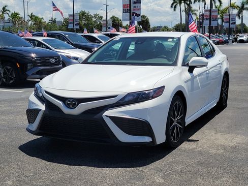 Used 2022 Toyota Camry SE FWD image 6