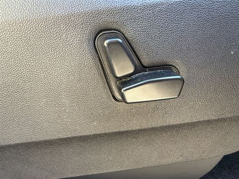 Used 2016 Chrysler Town & Country Limited image 23