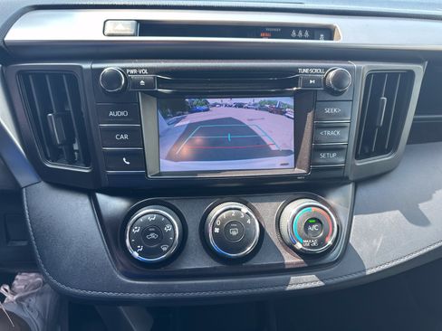 Used 2018 Toyota RAV4 LE FWD image 16