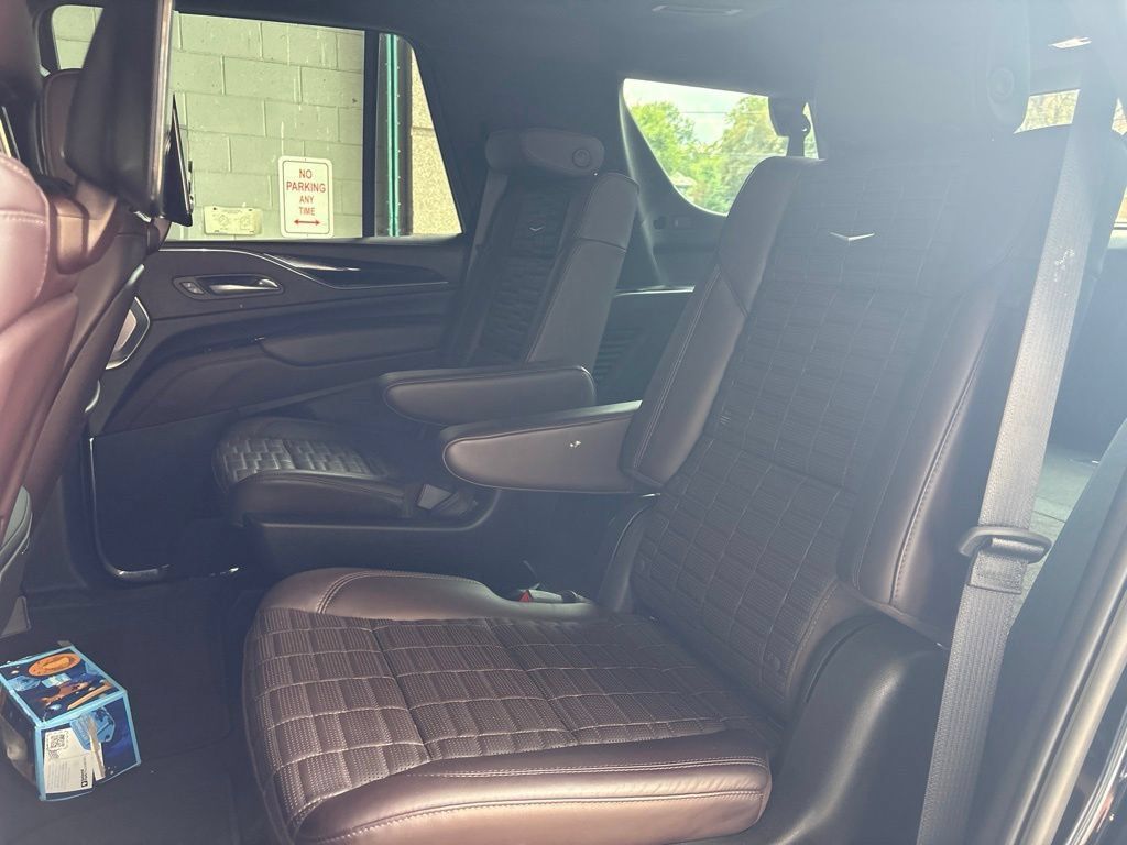 Used 2024 Cadillac Escalade Premium Luxury Platinum AWD/4WD image 10