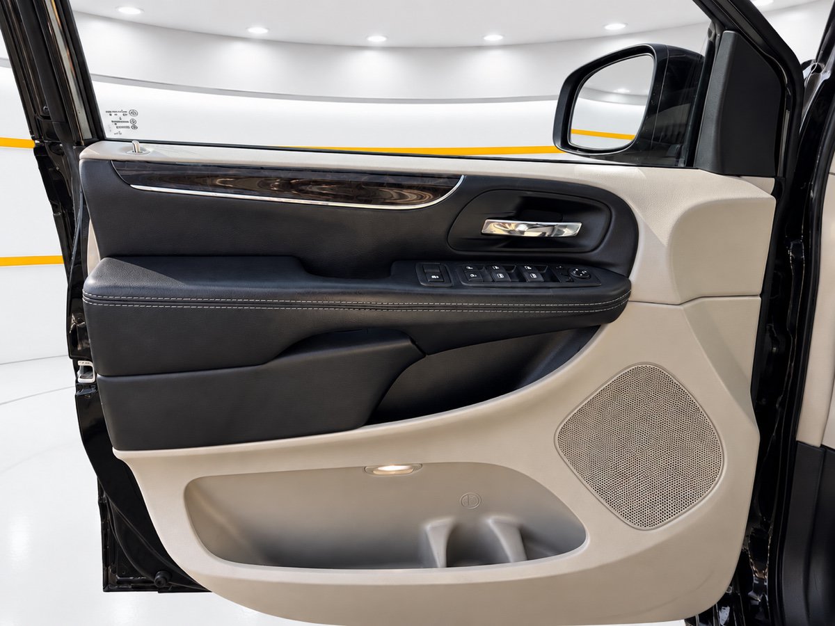 Used 2016 Chrysler Town & Country Touring-L FWD image 10