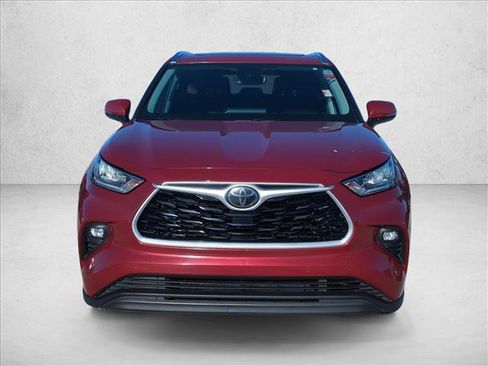 Used 2020 Toyota Highlander XLE image 2