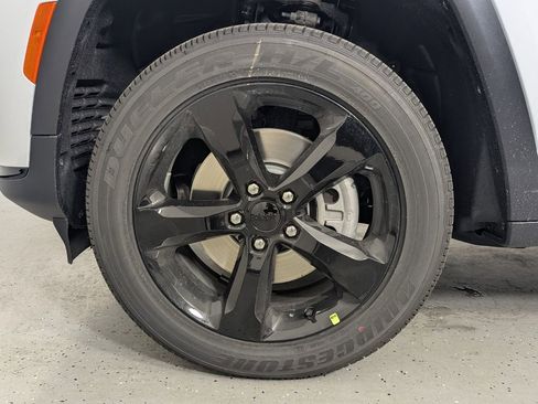 New 2025 Jeep Grand Cherokee L Altitude image 11