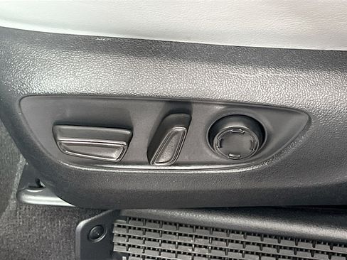 Used 2024 Toyota Sienna XLE FWD image 15