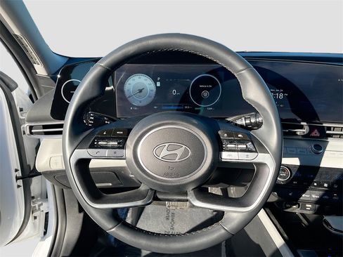Used 2024 Hyundai Elantra Limited image 11
