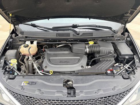 Used 2020 Chrysler Pacifica Touring-L FWD image 42