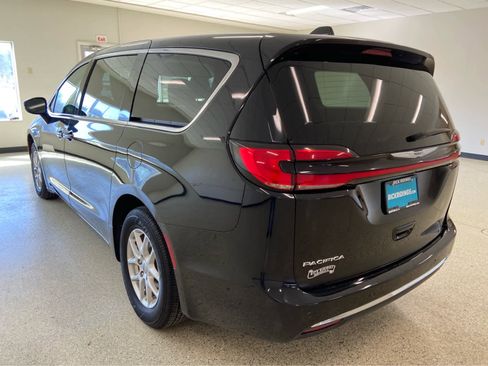 Used 2024 Chrysler Pacifica Touring-L image 9