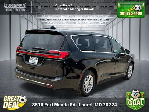 Used 2023 Chrysler Pacifica Touring-L FWD image 3