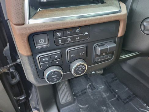 Used 2025 Chevrolet Suburban High Country AWD/4WD image 22