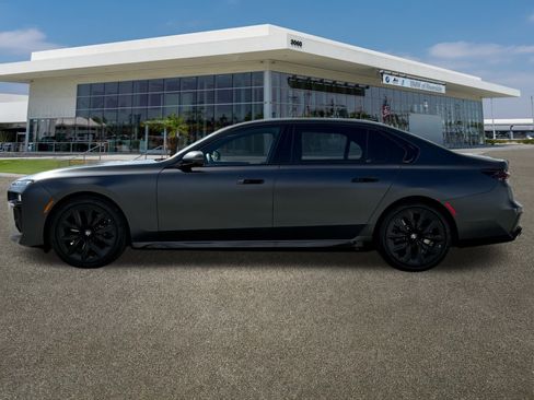 Used 2025 BMW 760i xDrive w/ Premium Package image 5