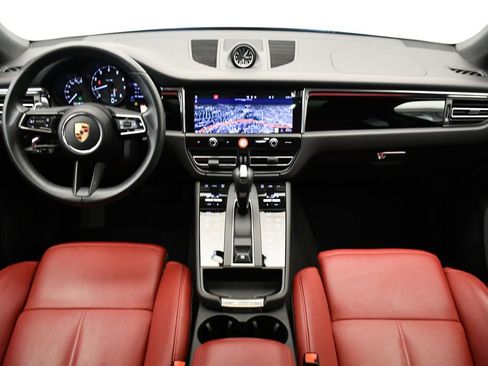 Used 2025 Porsche Macan image 24