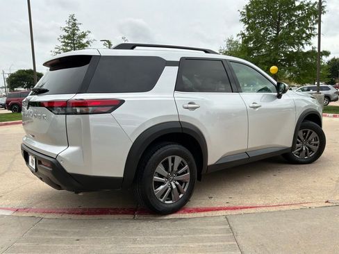 Used 2025 Nissan Pathfinder SV FWD image 5