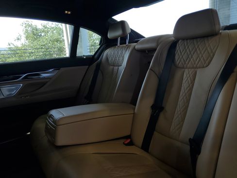 Used 2022 BMW 740i w/ M Sport Package RWD image 7