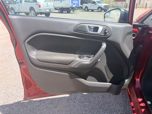 Used 2016 Ford Fiesta SE w/ SE Black Package FWD image 7
