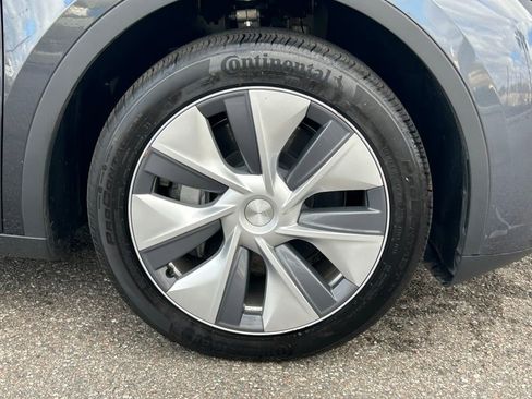 Used 2024 Tesla Model Y 2WD image 34