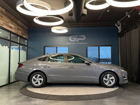 Used 2020 Hyundai Sonata SE FWD image 2