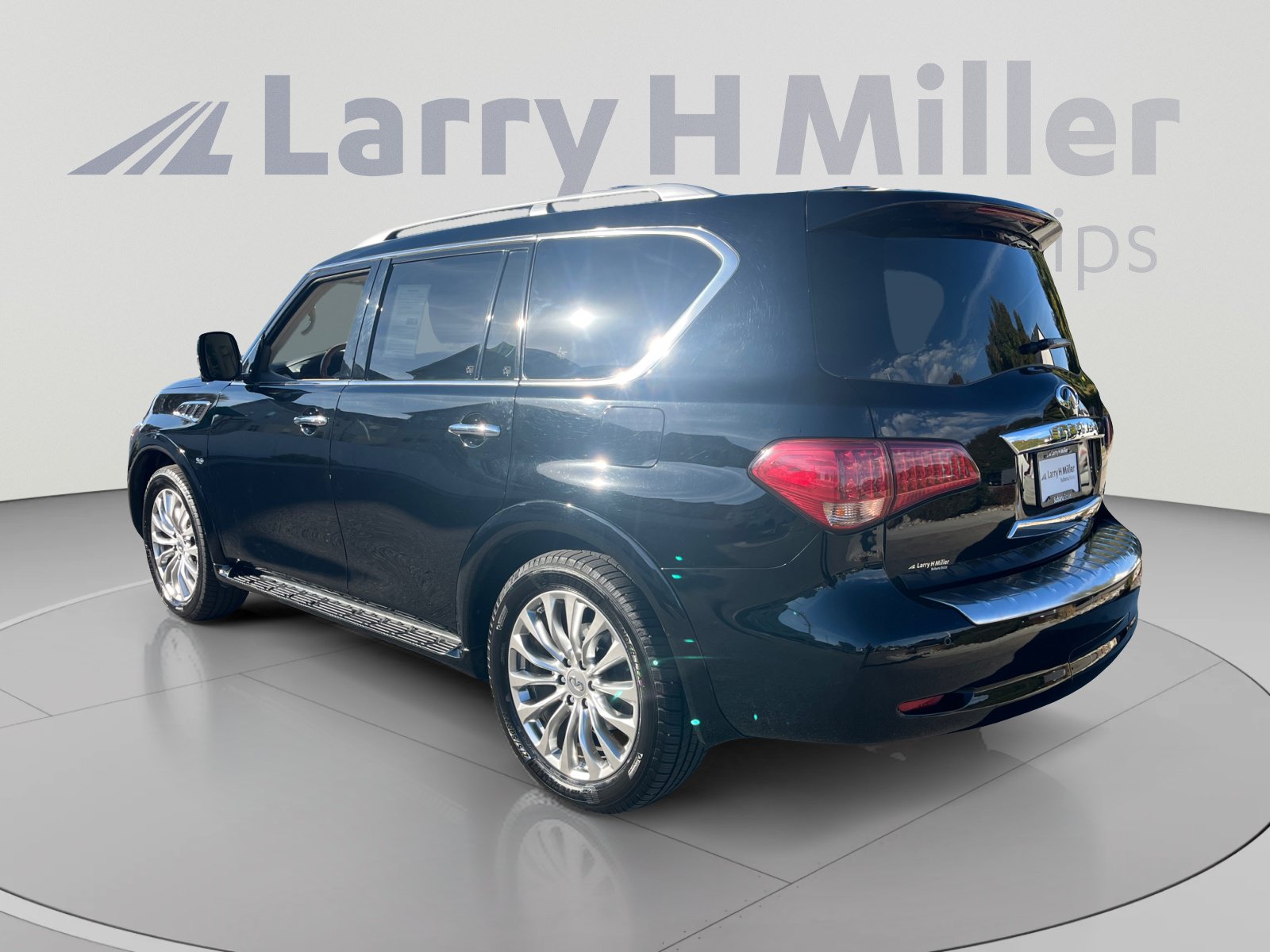 Used 2017 INFINITI QX80 4WD w/ Deluxe Technology Package image 3