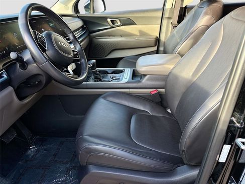 Used 2025 Kia Carnival FWD image 22