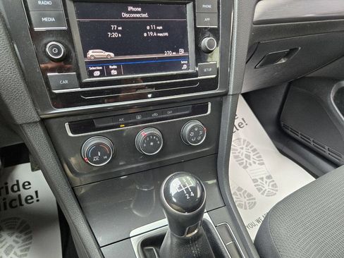 Used 2018 Volkswagen Golf S image 11