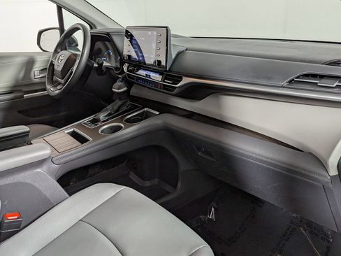 Used 2024 Toyota Sienna XLE image 24