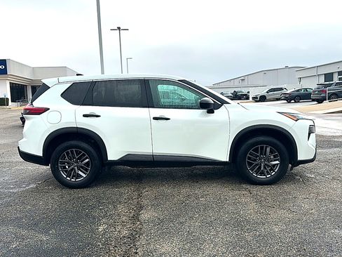 Used 2024 Nissan Rogue S image 9