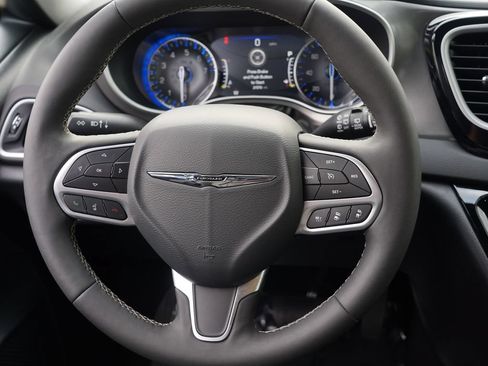 Used 2025 Chrysler Pacifica Select FWD image 22