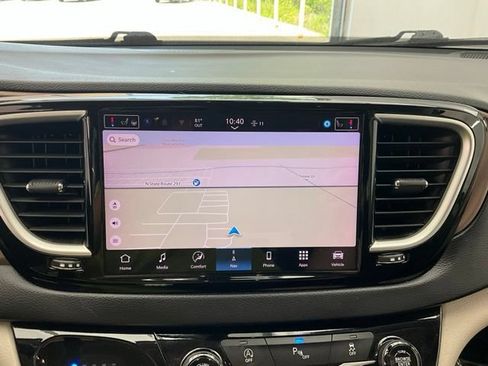 Used 2024 Chrysler Voyager LX FWD image 5