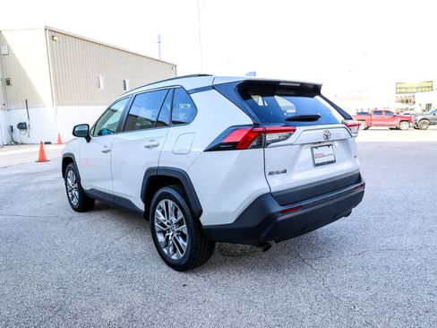 Used 2021 Toyota RAV4 XLE Premium FWD image 9