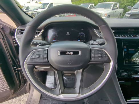 Used 2023 Jeep Grand Cherokee Altitude AWD/4WD image 22