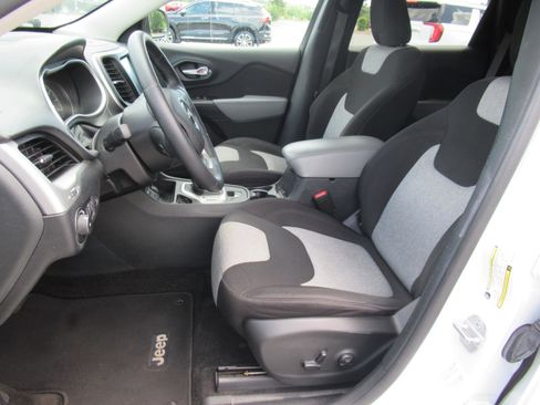 Used 2014 Jeep Cherokee Latitude w/ Comfort/Convenience Group FWD image 17